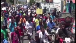 Ayiti: Manifestasyon nan Lari Pòtorens pou Mande Limyè sou Fon Petro Caribe a