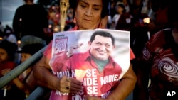 Một phụ nữ tham gia buổi đốt nến cầu nguyện cho Tổng thống Chavez ở Caracas, Venezuela