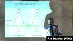 Penceramah Rahmat Baequni berbicara dalam acara "Tantangan Poligami di Akhir Zaman" di Bandung, Jumat malam, 12 Juli 2019. (VOA/Rio Tuasikal)