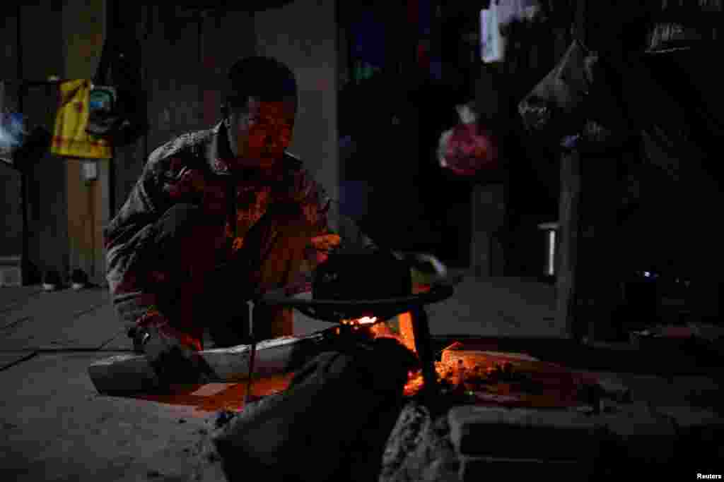 دور افتادہ اور پہاڑی علاقوں میں بھی چائے بنانے کا انتظام موجود ہے۔ تصویر دیکھ کر ہمارے دیہی منظر بھی آنکھوں میں گھوم جاتے ہیں۔