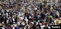 El papa Francisco saluda a la multitud reunida para verlo a su llegada a la Basílica del Santuario Nacional de la Inmaculada Concepción en Washington el 23 de septiembre de 2015.