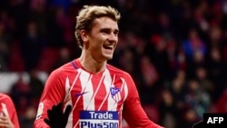 L'attaquant français de l'Atletico Madrid Antoine Griezmann célèbre son quatrième but lors du match de football de la ligue espagnole entre l'Atletico de Madrid et le Deportivo Leganes SAD au stade Wanda Metropolitano de Madrid le 28 février 2018.