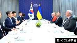조현 한국 외교부 장관과 안드리 시비하 우크라이나 외무장관이 2026년 6월 30일 서울에서 회담을 갖고있는 모습.