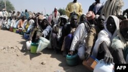 Warga yang mengungsi dari konflik antri pembagian makanan di kamp pengunsgi Dikwa, negara bagian Borno, Nigeria Timur Laut (foto: dok).