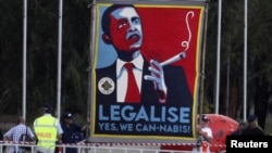 Activistas que defienden el consumo de marihuana utilizaron este cartel para pedir Obama la legalización de la droga.