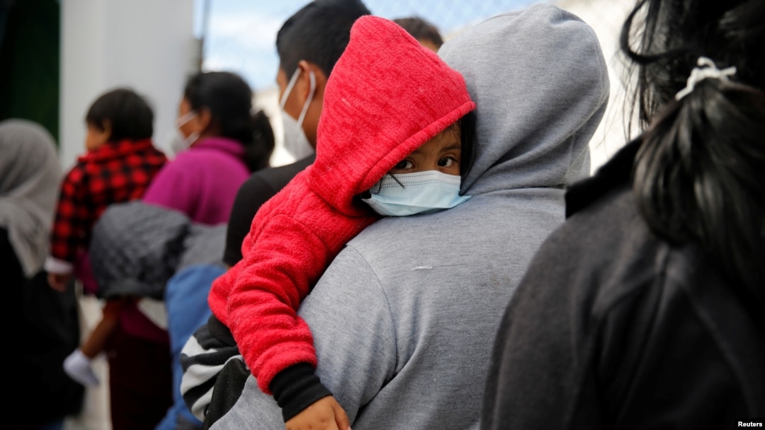 Sejumlah keluarga tampak menunggu di kantor imigrasi di Bandara Internasional La Aurora di Guatemala pada 4 Agustus 2021. Para keluarga tersebut dideportasi dari AS setelah terkena dampak dari kebijakan Title 42. (Foto: Reuters/Luis Echeverria)