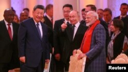 د هندوزیراعظم نرندره مودي، پوټن، دچین صدر شي او د برېکس نتظیم د نورو غړو ملکونو مشران په دې تصویر کې ولاړ لیدل کېږي