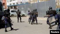 Des policiers pourchassent des partisans de l’opposant de Moïse Katumbi à Lubumbashi, Katanga, 13 mai 2016.