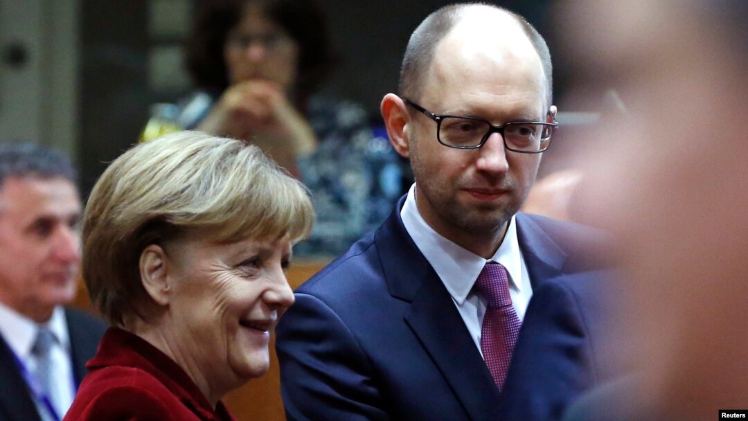 Kanselir Jerman Angela Merkel (kiri) berbicara dengan PM Ukraina Arseniy Yatsenyuk dalam pertemuan pemimpin Uni Eropa di Brussels, Belgia (foto: dok).