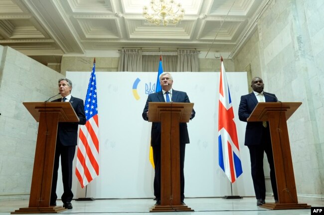 El secretario de Estado de EEUU, Antony Blinken (izq.), el ministro de Asuntos Exteriores de Ucrania, Andrii Sybiha, y el ministro de Asuntos Exteriores del Reino Unido, David Lammy, después de una reunión con el presidente de Ucrania en Kiev, el 11 de septiembre de 2024.