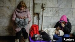 Кияни ховаються у метро від ракетної атаки Росії, 21 березня 2024. REUTERS/Alina Smutko