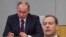 Le Premier ministre russe par intérim Dmitri Medvedev et le président Vladimir Poutine assistent à une session de la Douma d'Etat à Moscou le 8 mai 2018.