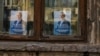 ARCHIVO: Carteles del candidato presidencial Calin Georgescu cuelgan de una ventana, un día después de la primera vuelta de las elecciones presidenciales, en Bucarest, Rumania, el 25 de noviembre de 2024. REUTERS