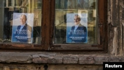 ARCHIVO: Carteles del candidato presidencial Calin Georgescu cuelgan de una ventana, un día después de la primera vuelta de las elecciones presidenciales, en Bucarest, Rumania, el 25 de noviembre de 2024. REUTERS