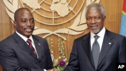 Kofi Annan, ancien secrétaire général des Nations unies, à droite, salue le président de la RDC, Joseph Kabila, 19 septembre 2006.