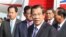 រូបឯកសារ៖ លោក​នាយក​រដ្ឋមន្រ្តី ហ៊ុន សែន ត្រឡប់​មក​ពី​ចូលរួម​វេទិកា​ក្រវាត់ផ្លូវពាណិជ្ជកម្មចិន​ ជា​លើក​ទី២​នៅ​ទីក្រុង​ប៉េកាំង ប្រទេស​ចិន នា​ថ្ងៃទី២៩ ខែមេសា ឆ្នាំ២០១៩។ (ហ៊ុល រស្មី/VOA Khmer) 