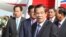 រូបឯកសារ៖ លោក​នាយក​រដ្ឋមន្រ្តី ហ៊ុន សែន ត្រឡប់​មក​ពី​ចូលរួម​វេទិកា​ក្រវាត់ផ្លូវពាណិជ្ជកម្មចិន​ ជា​លើក​ទី២​នៅ​ទីក្រុង​ប៉េកាំង ប្រទេស​ចិន នា​ថ្ងៃទី២៩ ខែមេសា ឆ្នាំ២០១៩។ (ហ៊ុល រស្មី/VOA Khmer) 