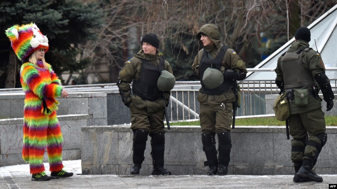 Pasukan keamanan Ukraina melakukan patroli di Lapangan Kemerdekaan di ibukota Kyiv (foto: ilustrasi).