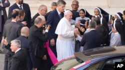 프란치스코 로마 가톨릭 교황이 지난달 30일 바티칸에서 열린 일반알현에서 수녀들을 만났다.