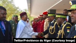 Le président nigérien Mahamadou Issoufou salue les hauts officiers de l’armée lors d’une cérémonie des veaux de Nouvel an à Niamey, Niger, 4 janvier 2018. (Twitter/Présidence du Niger)