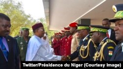 Le président nigérien Mahamadou Issoufou salue les hauts officiers de l’armée lors d’une cérémonie des veaux de Nouvel an à Niamey, Niger, 4 janvier 2018. (Twitter/Présidence du Niger)