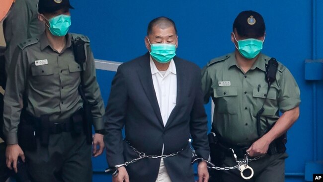 香港民主人士黎智英被收押所警员押送。（2020年12月12日）