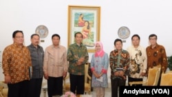 Presiden Jokowi bersama Komisioner Kompolnas Adrianus Meliala (batik coklat paling kiri) dan Ketua Kompolnas Tedjo Edhy Purdijatno yang juga Menkopolhukam (samping kiri Presiden Jokowi), Menkumham Yasonna H. Laoly (paling kanan), dan komisioner Kompolnas lainnya di Istana Merdeka, Jakarta, 29 Januari 2015. . (Foto: VOA/Andylala)