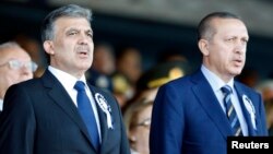 FILE - Turkey's President Abdullah Gul (L) and Prime Minister Recep Tayyip Erdogan