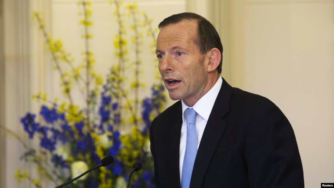 Perdana Menteri Australia yang baru Tony Abbott memperkenalkan para menterinya pada upacara pelantikannya di Canberra (18/9). (Reuters/Andrew Taylor)