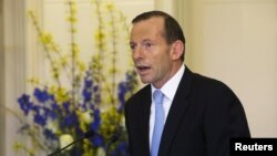 Perdana Menteri Australia yang baru Tony Abbott memperkenalkan para menterinya pada upacara pelantikannya di Canberra (18/9). (Reuters/Andrew Taylor)