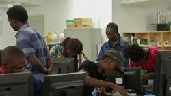 Des migrants apprennent à reconstruire des ordinateurs