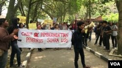 Puluhan mahasiswa saat melakukan orasi mengecam kebijakan rektorat Universitas Sumatera Utara (USU) yang memecat seluruh pengurus SUARA USU, Kamis (28/3). (VOA/Anugrah Andriansyah)