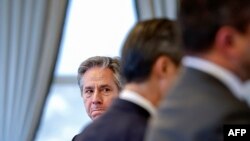 ইস্তাম্বুলে তুরস্কের প্রেসিডেন্ট রেজেপ তাইয়েপ এরদোয়ানের সঙ্গে বৈঠকের আগে যুক্তরাষ্ট্রের পররাষ্ট্রমন্ত্রী অ্যান্টনি ব্লিংকেন।(৬ জানুয়ারি, ২০২৪)