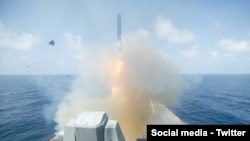 شلیک موشک از یک شناور آمریکایی در جریان عملیات «خشم حماسی» 