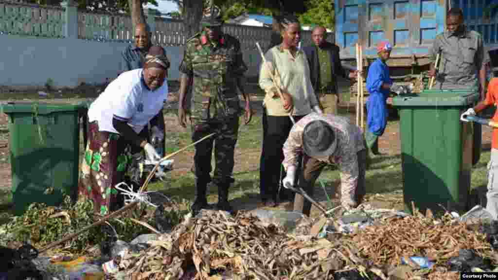 Shugaban Kasar Tanzania John Magufuli ya jagoranci wani aikin tsabtacen kasar a bikin tunawa da ranar samun &#39;yancin kai karo na 54 T