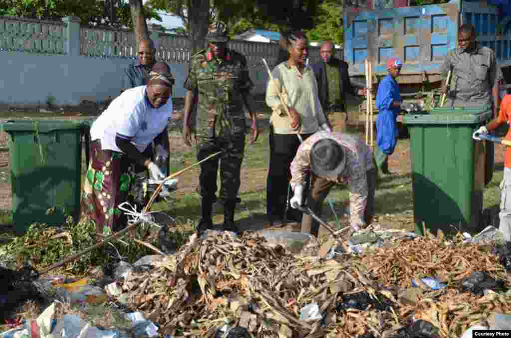 Le nouveau président tanzanien John Magufuli ramasse des ordures, donnant le ton aux travaux de nettoyage à l&#39;échelle nationale auxquels les Tanzaniens ont été conviés pour le 54e anniversaire de l&#39;indépendance du Tanganyika.