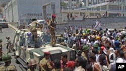 Army soldiers block a demonstration demanding the ouster of Yemen's President Ali Abdullah Saleh in southern city of Taiz, April 28, 2011