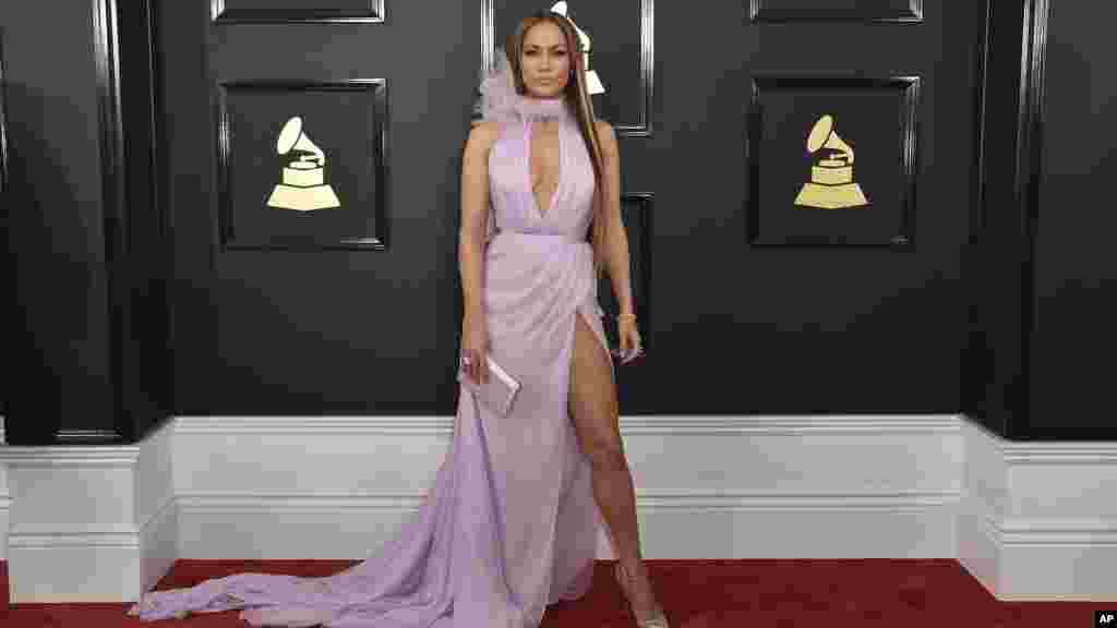 Jennifer Lopez arrive dans la 59e édition du Grammy Awards a Los Angeles le 12 février 2017.