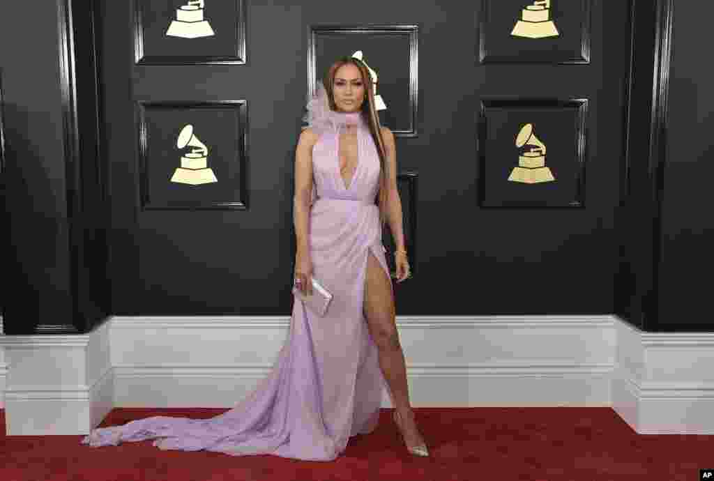 Jennifer Lopez tiba di tempat acara Grammy Awards ke-59 di Los Angeles (12/2). (Jordan Strauss/Invision/AP)