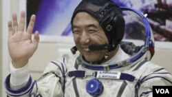 El cosmonauta japonés Satoshi Furukawa intentará cultivar tomates y pepinos en la nave para estudiar posibilidades de alimentación en el espacio.