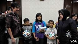 Walikota dan Komisioner Komnas HAM memberikan hadiah kepada anak-anak yang sempat tinggal di sekitar lokalisasi. (VOA/Petrus Riski)