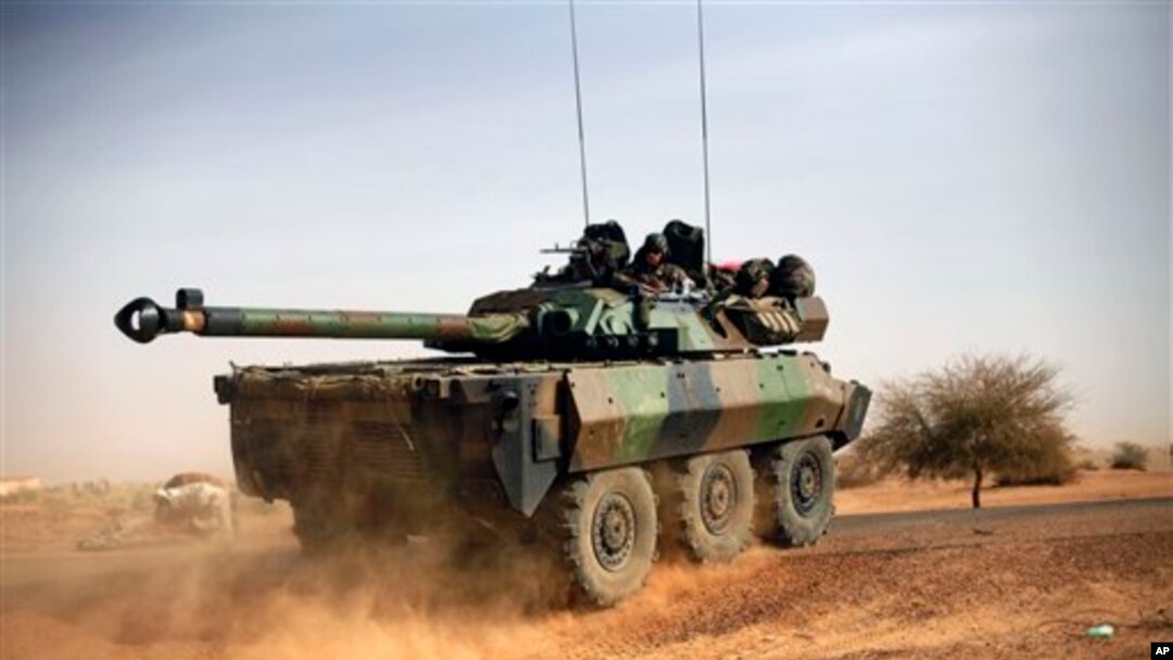 Sebuah tank Perancis menuju ke Mali utara untuk membantu pertempuran melawan sisa-sisa kelompok militan di luar Gao (6/2)/ 