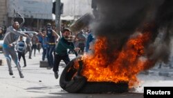 Anak-anak dan remaja Palestina di Hebron, Tepi Barat, melakukan demonstrasi anti Israel sebagai solidaritas terhadap masjid al-Aqsa (14/11).