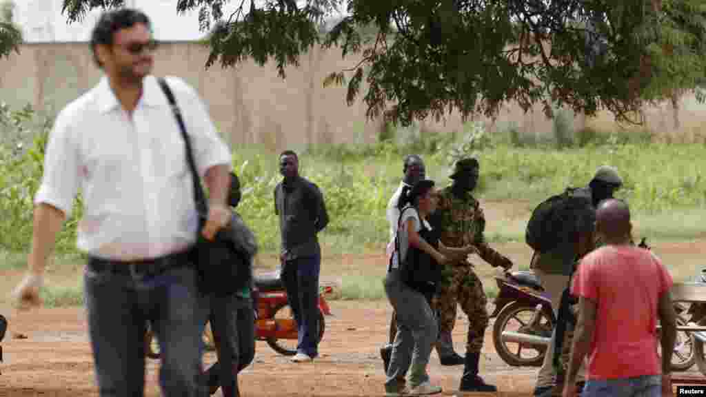 Des soldats du Régiment de la sécurité présidentielle chargent des manifestants et des journalistes à l'hôtel Laico à Ouagadougou, au Burkina Faso, 20 septembre 2015.