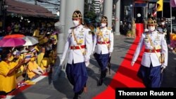 마하 와찌랄롱꼰 태국 국왕과 수티다 왕비가 14일, 방콕 시내 지하철 개통식에 참석했다.