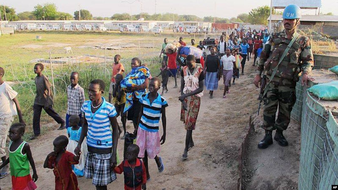 Pasukan penjaga perdamaian PBB di Sudan Selatan (UNMISS) mengawasi warga yang mengungsi ke bandara internasional di Juba (17/12). 