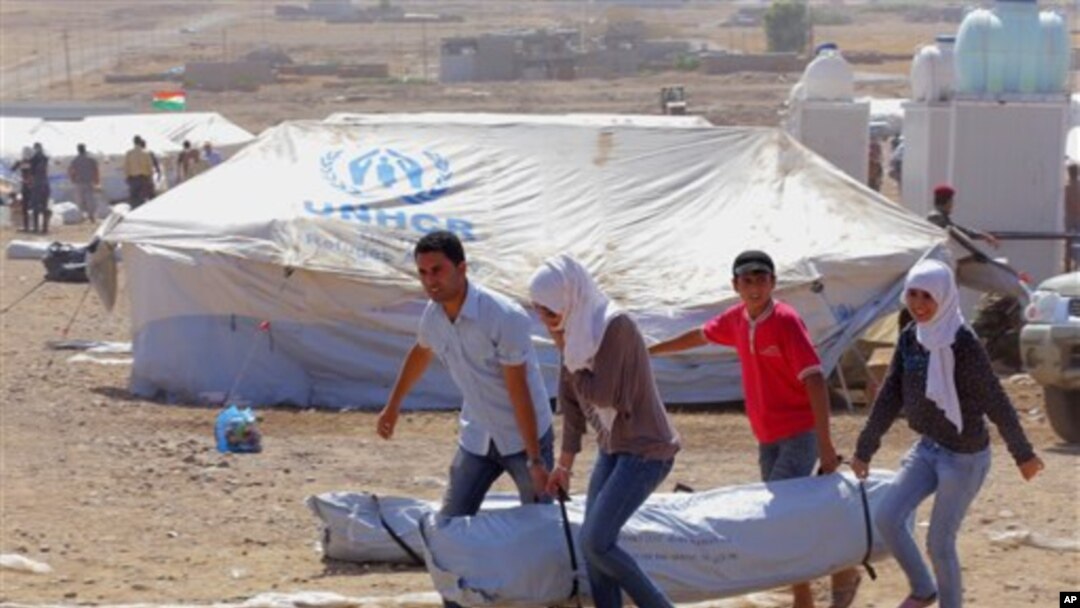 Pengungsi Suriah mendapatkan tenda bantuan dari UNHCR, setibanya di sebuah tempat penampungan pengungsi darurat di wilayah Irbil, 350 kilometer di utara Baghdad, Irak, 16 Agustus 2013 (Foto: dok). 