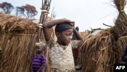 Une jeune fille séparée de sa famille lors d'une attaque d'une milice pygmée twa, se retrouve dans le camp de déplacés de Katanika près de Kalemie, dans la province du Tanganyika, en République démocratique du Congo, le 20 septembre 2017