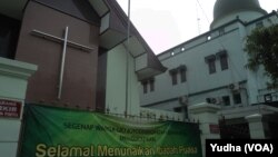 Bangunan GKJ Joyodiningratan dan Masjid Al Hikmah di Solo (Foto: VOA/Yudha)