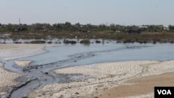 Luapan lumpur panas Lapindo Brantas mengalir ke arah utara menuju permukiman di Desa Gempolsari, Sidoarjo. (VOA/Petrus Riski)